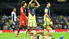 Jugadores se lamentan por penalti señalado en su contra