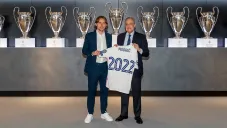 Luka Modric y Florentino Pérez tras la renovación del croata
