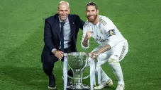 Sergio Ramos y Zidane posan con el título de LaLiga