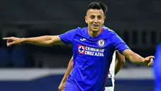 Roberto Alvarado celebrando un gol con Cruz Azul