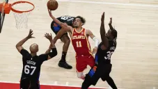Trae Young se prepara para anotar
