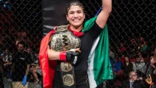 Jessica Aguilar sostiene su cinturón de campeona