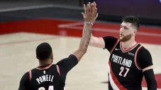 Norman Powell festeja con Jusuf Nurkic