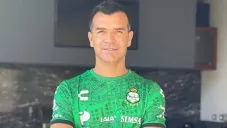 Jared Borgetti con playera de Santos