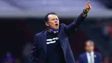 Juan Reynoso dirige las acciones de sus pupilos