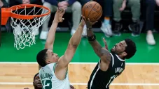 Kyrie Irving se prepara para anotar una canasta