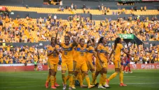 Jugadoras de Tigres celebrando un gol vs Chivas