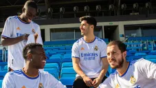 Jugadores del Real Madrid lucen la nueva playera del club