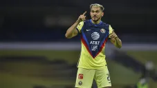 Henry Martín festeja un gol con América