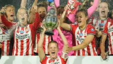 Jugadoras del PSV celebran tras triunfo