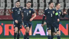 Jugadores de Escocia celebran un gol