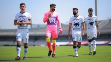 Jugadores de Pumas caminan en el Olímpico Universitario