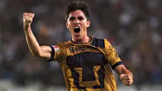 Efraín Velarde festejando un gol a favor de los Pumas