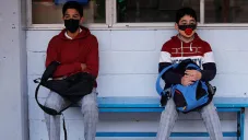 Alumnos en patio de su escuela en CDMX