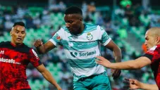 Juan Ferney Otero en acción con Club Santos Laguna