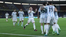 Jugadores de Argentina festejan una anotación