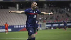 Mbappé festeja un gol con la Selección de Francia