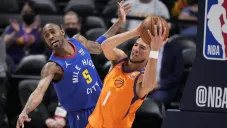 Devin Booker en duelo contras Nuggets