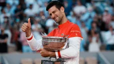 Djokovic abraza su trofeo de Roland Garros