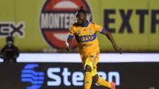 Julián Quiñones durante un partido con Tigres