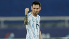 Lionel Messi durante un duelo con Argentina