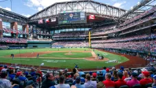 Asistentes en el Globe Life Field disfrutan de un juego de Rangers