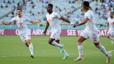 Embolo festejando con sus compañeros un gol ante Gales