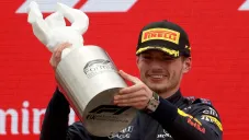 Max Verstappen levanta trofeo de primer lugar en el GP de Francia