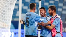 Suárez festeja su diana con Uruguay