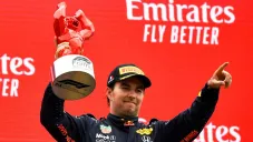 Checo Pérez celebrando campeonato