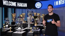 Inter de Milán: Hakan Calhanoglu firmó con los nerazzurri tras no renovar con AC Milan