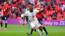 Raheem Sterling celebrando su gol vs República Checa