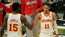 Trae Young celebra con Capela