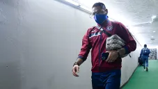 Pablo Aguilar camina en uno de los túneles del Estadio Azteca