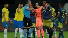 Néstor Pitana en acción durante el partido de Brasil vs Colombia