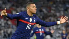 Kyllian Mbappé durante un duelo con Francia