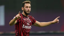 Hakan Calhanoglu en juego con el Milan