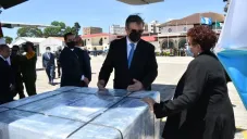 Ebrard entregó 150 mil vacunas en Guatemala