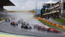 Monoplazas de Fórmula Uno en un circuito