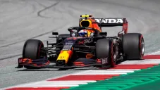 Sergio Pérez en auto de Red Bull