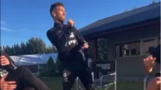 Papu Gómez bailando en la concentración