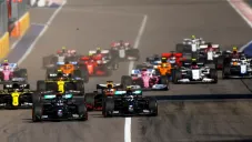 Monoplazas de Fórmula Uno en un circuito