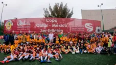 Jugadores e invitados posan en el terreno de juego