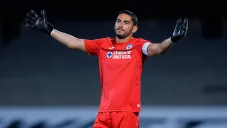 Jesús Corona, molesto en un juego de Cruz Azul