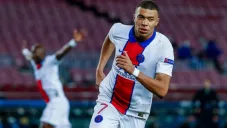 Kylian Mbappé durante un duelo con el PSG