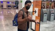 JJ Macías en el aeropuerto