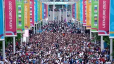 Aficionados ingleses afuera de Wembley