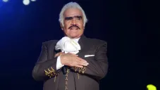 Vicente Fernández interpretando una melodía