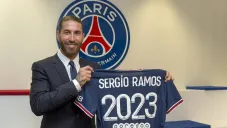 Sergio Ramos posa con la camiseta del PSG