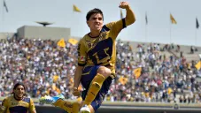 Efraín Velarde festeja un gol con Pumas